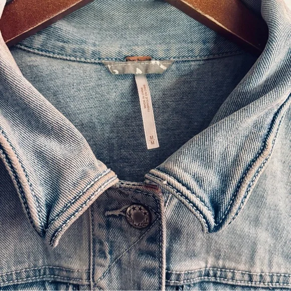 Free People We The Free Distressed Denim Jacket in Light Wash Size Medium - Picture 3 of 6